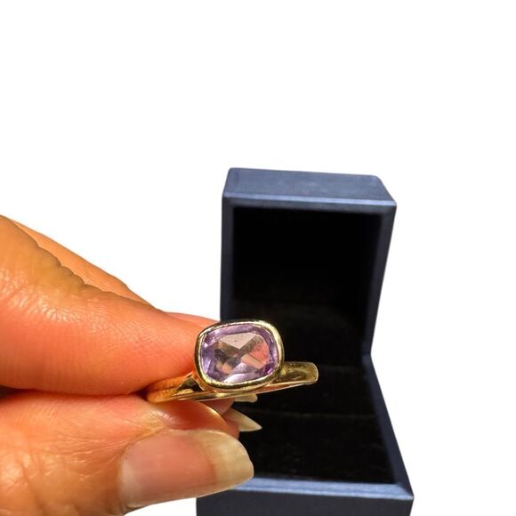 Elegant Sterling Silver Gold plated Ring with light purple amathyst color Stone - Picture 7 of 9